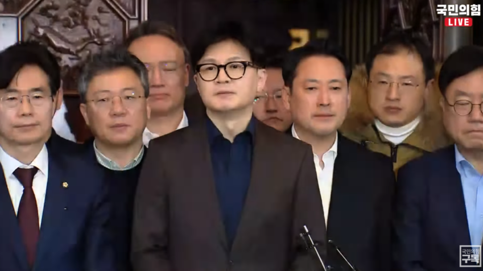 국민의힘 한동훈 대표는 ４일 새벽  비상계엄 해제 요구 결의안이 의결된 직후 긴급 기자회견을 열고 비상계엄 선포 관련 책임자를 엄중히 문책하겠다고 했다(사진 출처: 국민의힘 공식 유튜브 ‘국민의힘TV’ 생중계 갈무리).