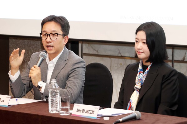 서울대병원 소아청소년과 윤기욱 교수(왼쪽)가 질문에 답을 하고 있다(제공: 사노피 한국법인).