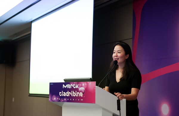 캐나다 토론토대학교 오지원 교수가 ‘클라드리빈 심포지엄’에 참석해 1일차 강연을 진행하고 있다(제공: 한국머크 바이오파마).