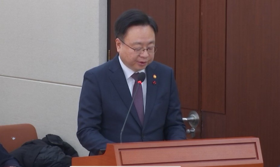 보건복지부 조규홍 장관은 5일 오전 국회 보건복지위원회 전체회의에 참석해 지난 3일 윤석열 대통령의 비상계엄 선포 상황에 대해 답변했다(국회방송 캡쳐).