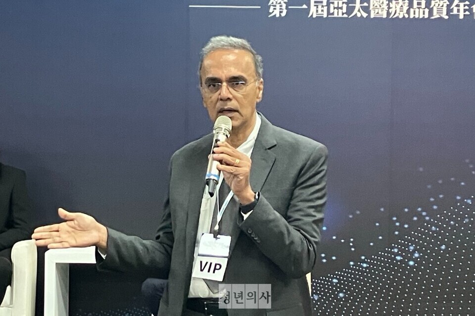 6일 타이베이 난강 TaiNEX1 전시장에서 만나 세계의사회(The World Medical Association, WMA) 애쇽 필립(Ashok Philip) 회장(말레이시아)은 한국 의사들을 향해 "단결"을 당부했다(ⓒ청년의사).