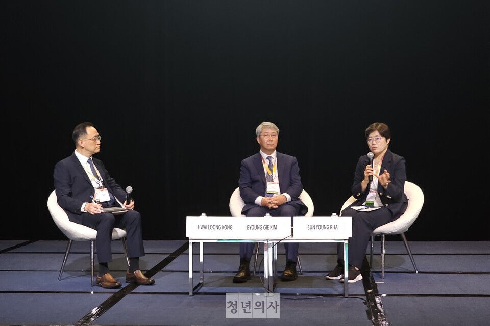 지난 6일(현지시간) 싱가포르 선텍 컨벤션&전시센터에서 열린 유럽종양학회 아시아 연례학술대회(ESMO Asia 2024) MSD 새틀라이트 심포지엄 모습. (왼쪽부터) 좌장을 맡은 싱가포르 아이콘 암센터 화이 룽 콩 종양내과 교수, 삼성서울병원 산부인과 김병기 교수, 연세암병원 종양내과 라선영 교수. 