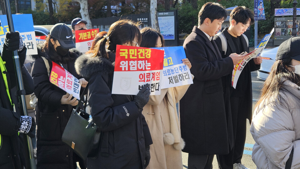 집회를 기다리며 시국 관련 대화를 나누는 젊은 의사들 모습(ⓒ청년의사)