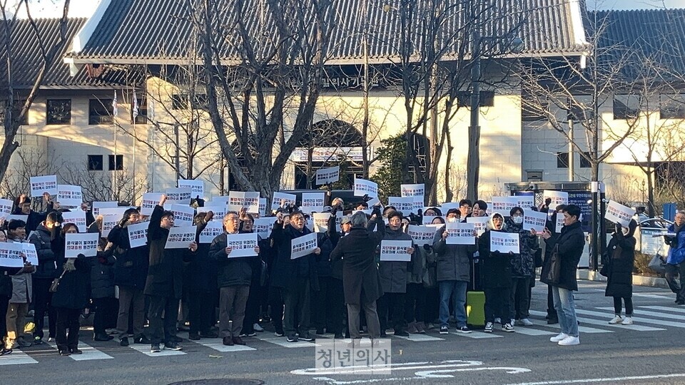 8일 오후 추위를 뚫고 서울 양재동 aT센터 앞에 모인 의대 교수들은 매헌윤봉길의사기념관 앞까지 가두행진을 벌였다(ⓒ청년의사).