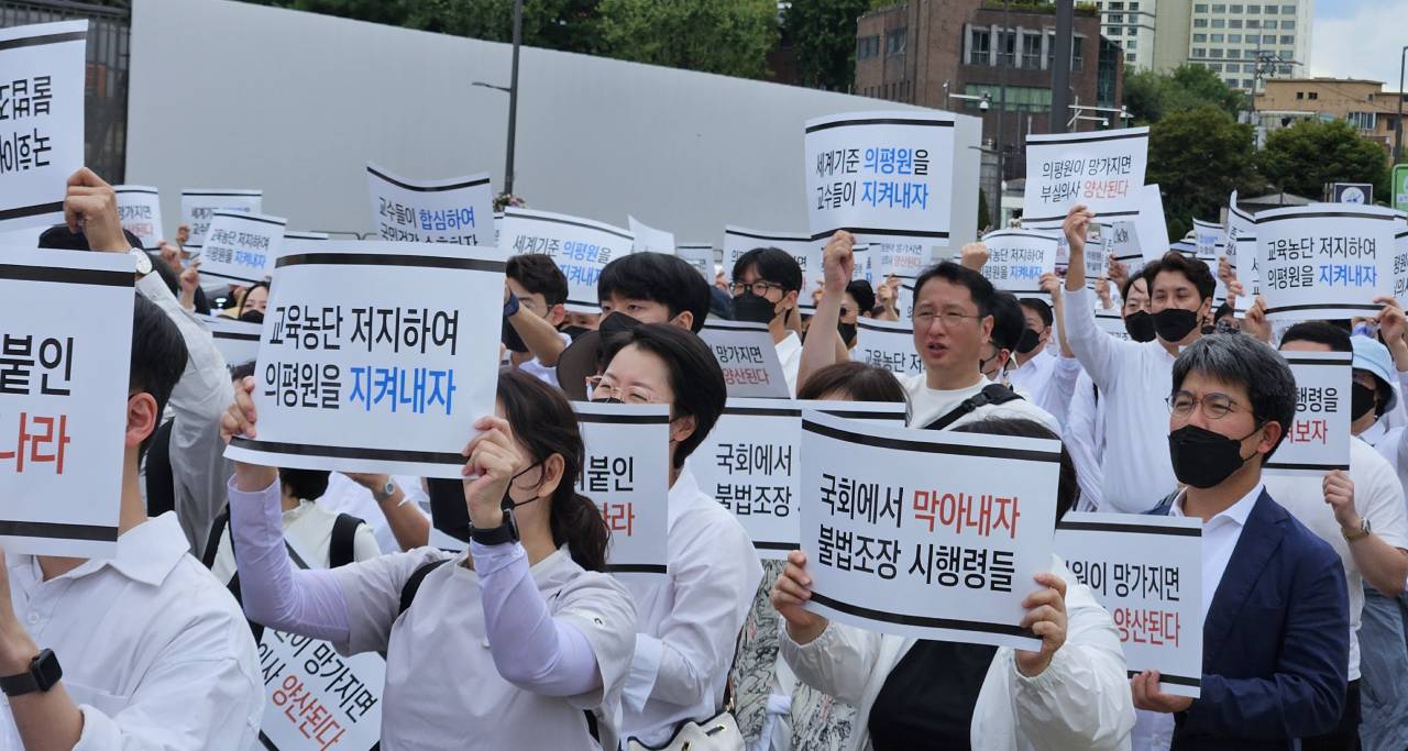 의대 교수들의 시국선언이 이어지고 있다. 연세원주의대 교수 100명은 윤석열 대통령 탄핵과 의료개악 중단을 촉구했다(ⓒ청년의사).
