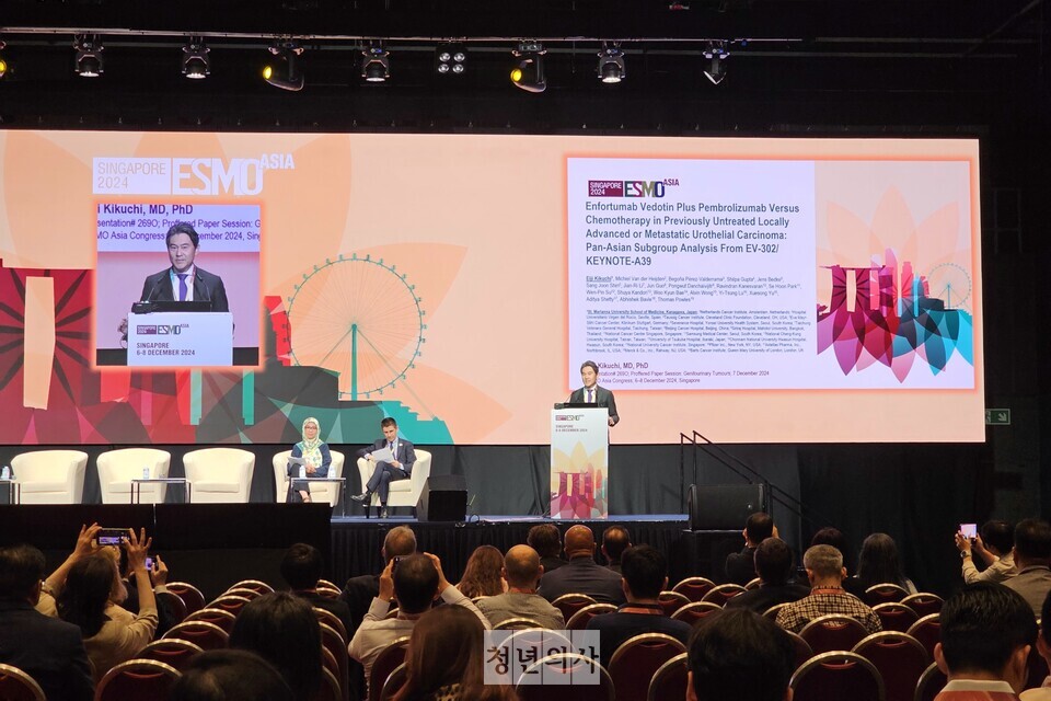 지난 7일(현지시간) 싱가포르 선텍 컨벤션&전시센터에서 열린 유럽종양학회 아시아 연례학술대회(ESMO Asia 2024) 비뇨생식기 종양(Genitourinary tumours) 연구 발표 세션에서 게이오대 의대 비뇨기과 기쿠치 에이지(Eiji Kikuchi) 교수가 연구 결과를 발표하고 있다. 