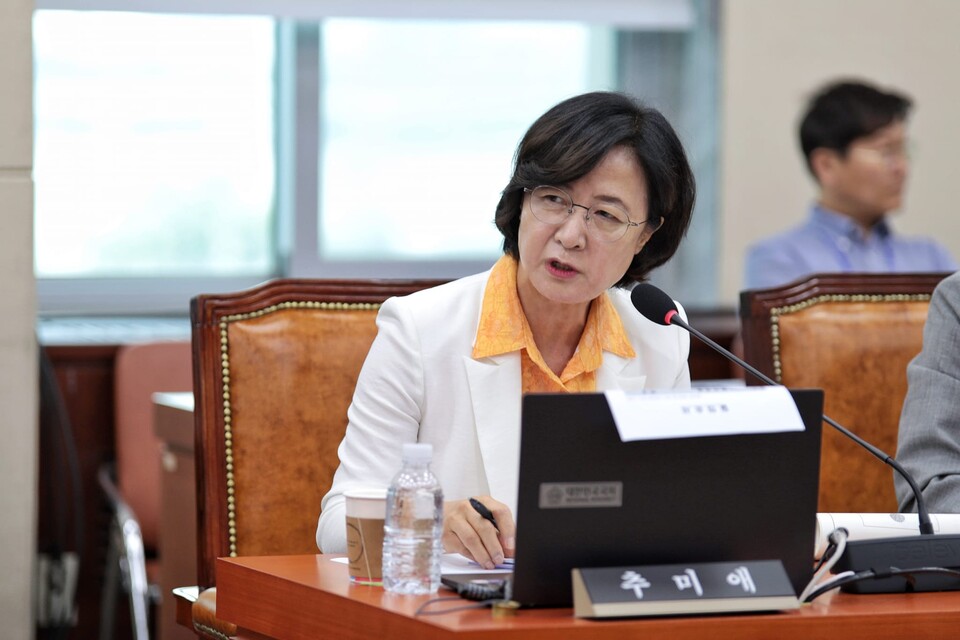 더불어민주당 추미애 의원은 11일 CBS라디오 '김현정의 뉴스쇼'에 출연해 계엄사령부의 '전공의 등 의료인 미복귀 시 처단' 포고령이 계엄 당시 사상자가 발생할 수 있다는 점을 상정한 발표라고 주장했다(사진출처: 추미애 의원 페이스북. 