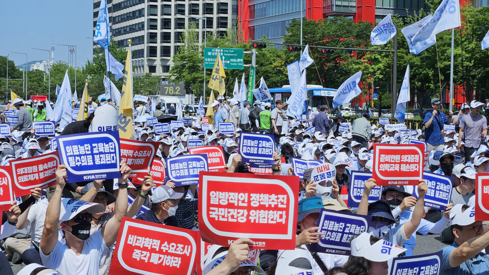 대한의사협회장 후보자들이 의대 정원 등 정부를 저지할 구체적 방안을 내놓지 못한다는 평가를 받고 있다 . 사진은 지난 6월 의협이 개최한 총궐기대회 모습(ⓒ청년의사).