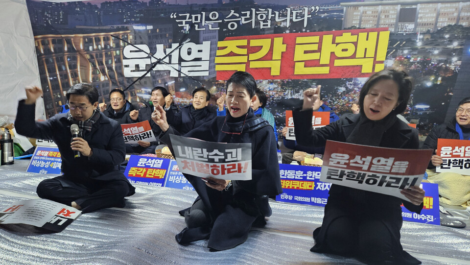 면담 후 비대위원들은 의원들과 함께 '국민 배반 국가 망신 윤석열은 즉각 하야하라'는 구호를 외쳤다(ⓒ청년의사).