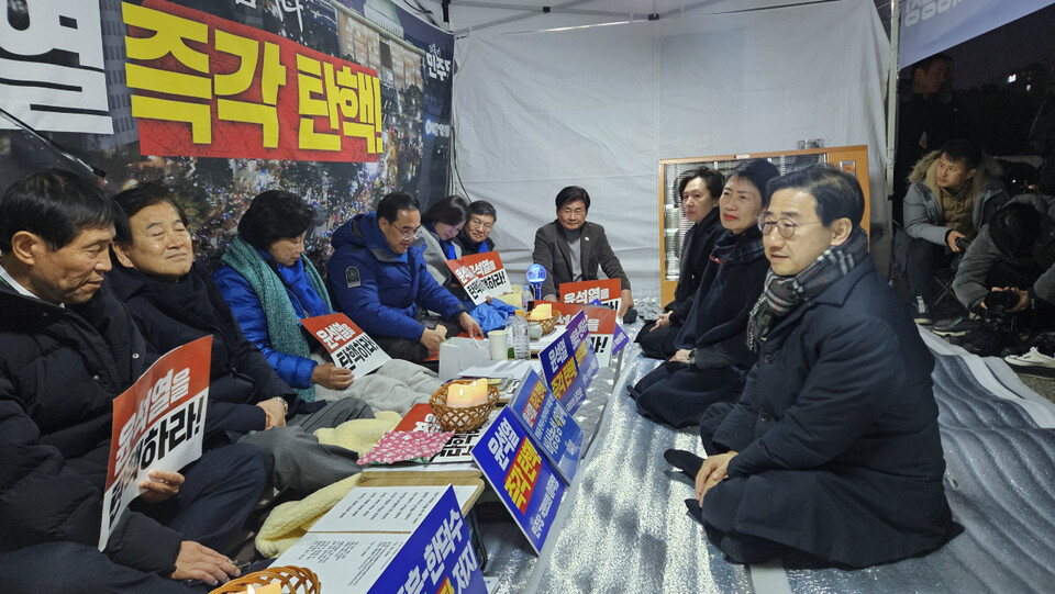 대한의사협회 박형욱 비상대책위원장 등 비대위원이 11일 오후 국회를 찾아 대통령 탄핵을 촉구하며 단식 중인 더불어민주당 의원들과 면담했다(ⓒ청년의사).