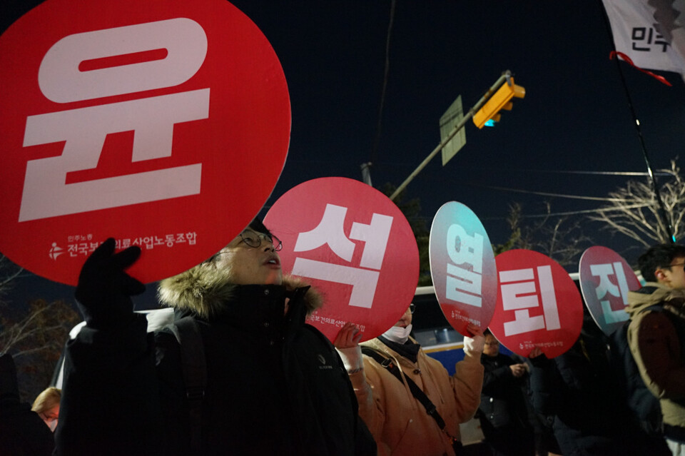 윤석열 대통령이 12일 대국민 담화를 통해 비상계엄 선포의 정당성을 설명하자, 노동계와 시민사회가 반발하고 나섰다. 사진은 지난 7일 국회 여의도 앞에서 열린 윤 대통령 퇴진 시위 현장(사진제공: 보건의료노조).