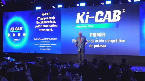 지난 10월 열린 콜롬비아 케이캡 출시 심포지엄에서 미국 샬로츠빌 버지니아 대학교 소화기내과 명예교수 ‘데이비드 푸라(David A. peura)’ 박사가 발표하고 있다(제공: HK이노엔).