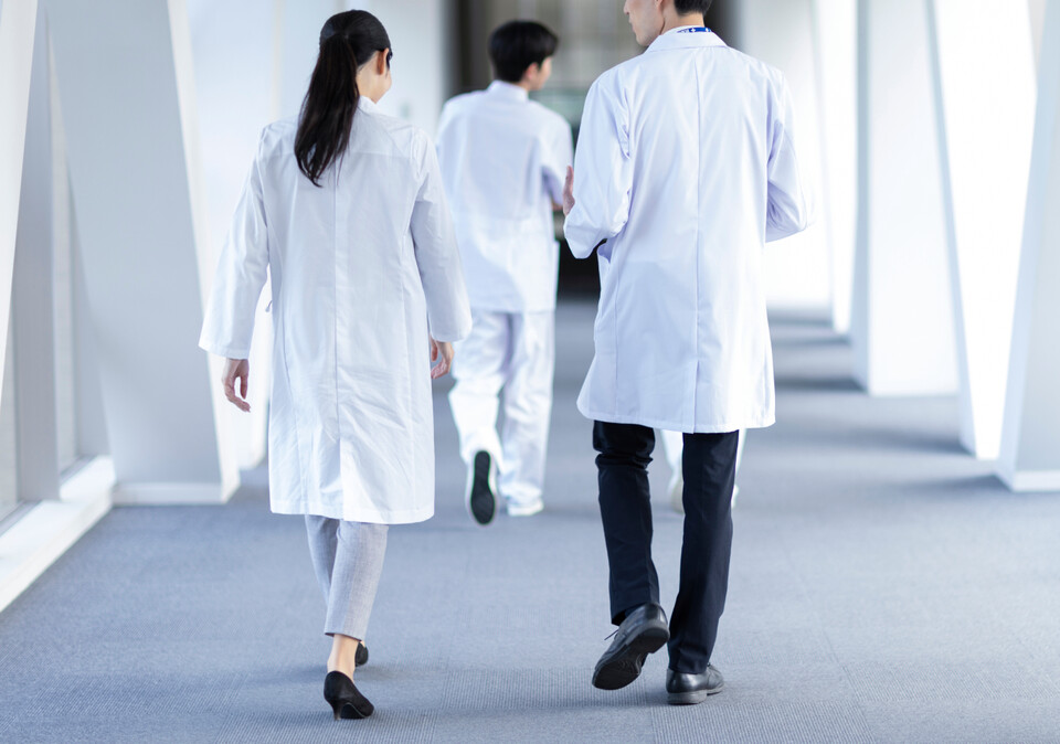 더 나은 의료시스템을 함께 만들어가는 의료소비자-공급자 공동행동(이하 공동행동)은 12일 성명을 내고 정부를 향해 2025년 전공의 모집을 중단하라고 촉구했다(사진 출처: 게티이미지).