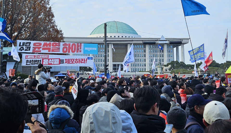 대한병원협회가 윤석열 대통령 탄핵 촉구 집회가 전국 곳곳에서 개최됨에 따라 시민 안전과 사고 대응을 위한 응급의료체계 강화에 나섰다. 사진은 지난 7일 윤석열 대통령 퇴진·탄핵을 요구하며 국회의사당 앞에 모인 시민들(ⓒ청년의사).