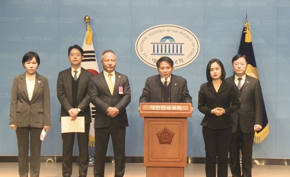 서울시의사회와 경기도의사회가 13일 오전 국회 소통관에서 '윤석열 탄핵 촉구 기자회견'을 열고 윤 대통령의 즉각적인 퇴진을 요구했다(사진출처: 국회인터넷중계시스템 갈무리).