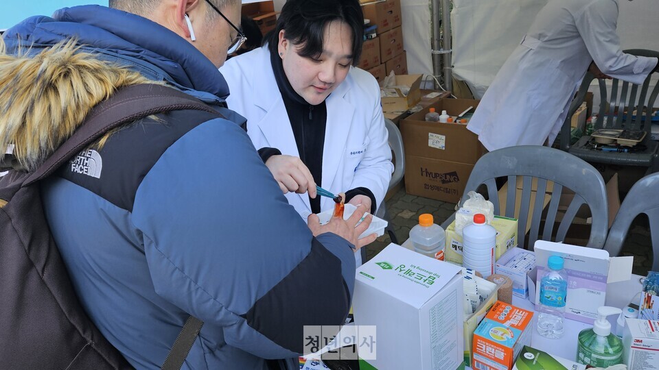 이날 대전협 의료지원단 활동에 참여한 전공의는 의료지원단 부스를 찾은 시민들을 진료하기도 했다(ⓒ청년의사).