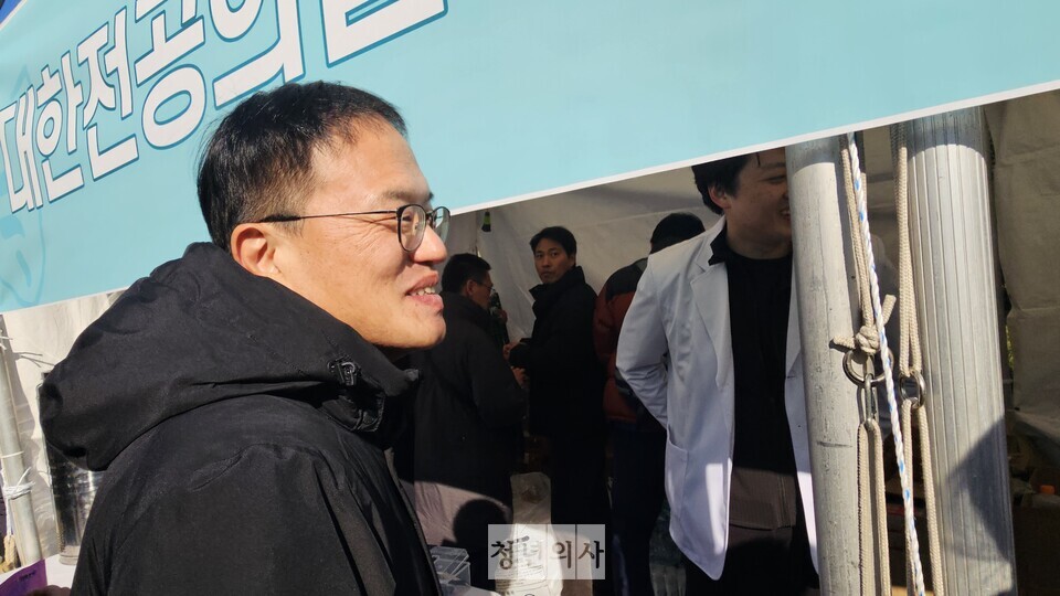 이날 대전협 의료지원단 부스에는 더불어민주당 박주민 의원도 방문해 전공의들을 격려했다(ⓒ청년의사).