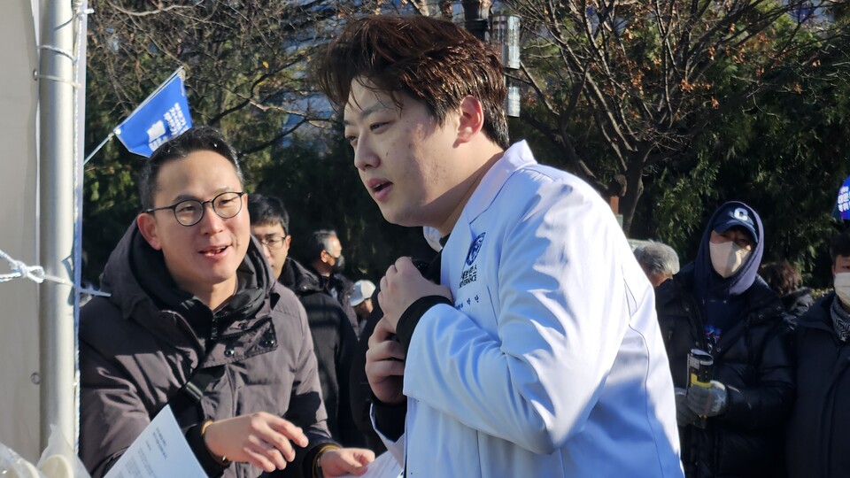 대전협 박단 비상대책위원장은 기자들과 만나 의료대란 해결을 위해 필요하다면 여야와도 만나겠다고 밝혔다(ⓒ청년의사).