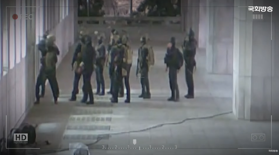 경찰 특별수사단은 지난 15일 계엄사령부 포고령을 작성했다는 의혹을 받고 있는 노상원 전 정보사령관과 선거관리위원회에 계엄군을 투입했다는 혐의를 받고 있는 문상호 정보사령관을 긴급 체포했다고 16일 밝혔다(사진출처: 유튜브 국회 