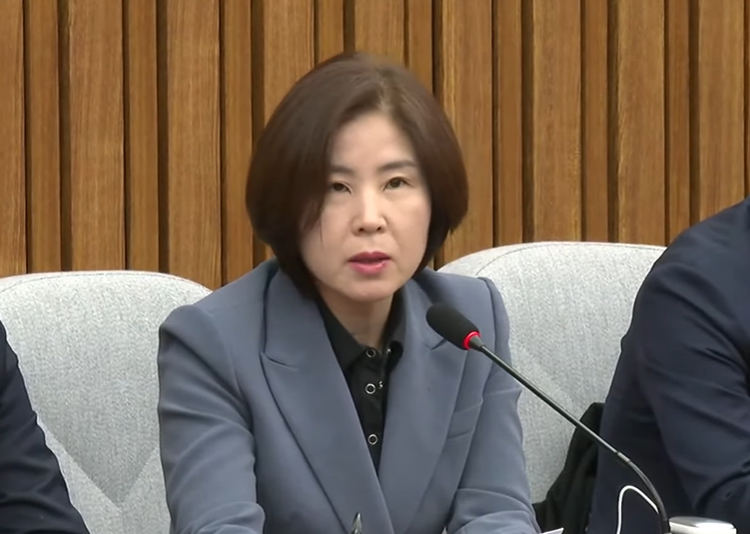 국회 보건복지위원회 여당 간사인 국민의힘 김미애 의원이 의료 혼란 수습을 위해 '여야의정협의체' 재가동 필요성을 주장했다(사진출처: 국민의힘 공식 유튜브 '국민의힘TV' 생중계 갈무리).