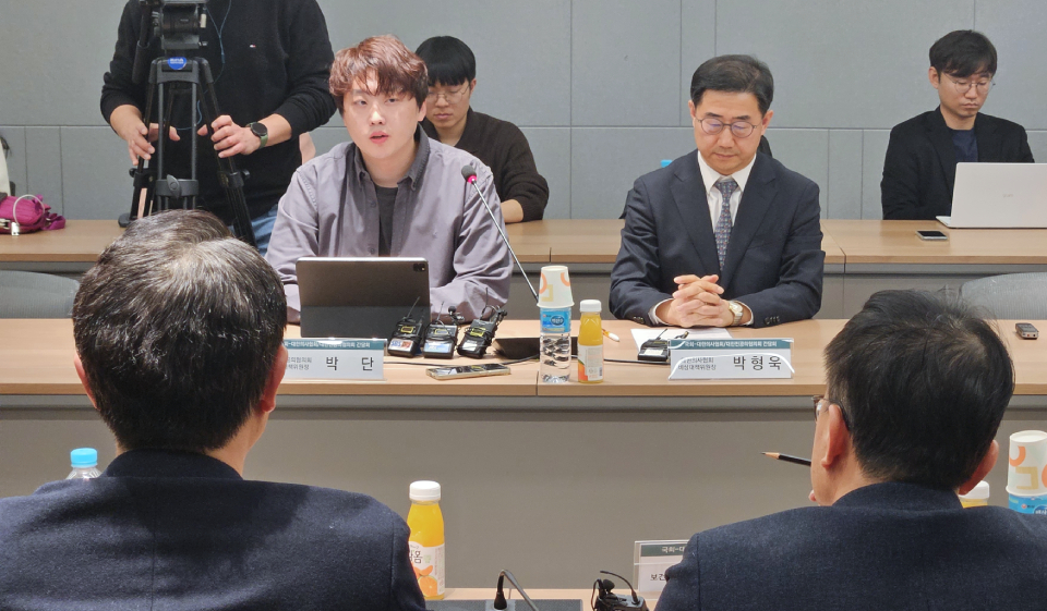 대한의사협회와 대한전공의협의회 비상대책위원회는 19일 국회 교육위원회와 보건복지위원회 위원장과 간담회를 가졌다(ⓒ청년의사).