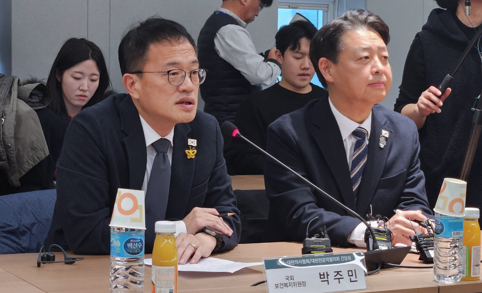 국회 김영호 교육위원장(사진 오른쪽)와 박주민 복지위원장은 조속한 사태 해결을 위해 노력하겠다고 했다.