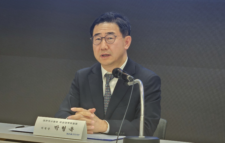 대한의사협회 박형욱 비상대책위원장이 국회 공개 토론회 무산에 정부와 여당이 무책임하다고 비판했다(ⓒ청년의사).