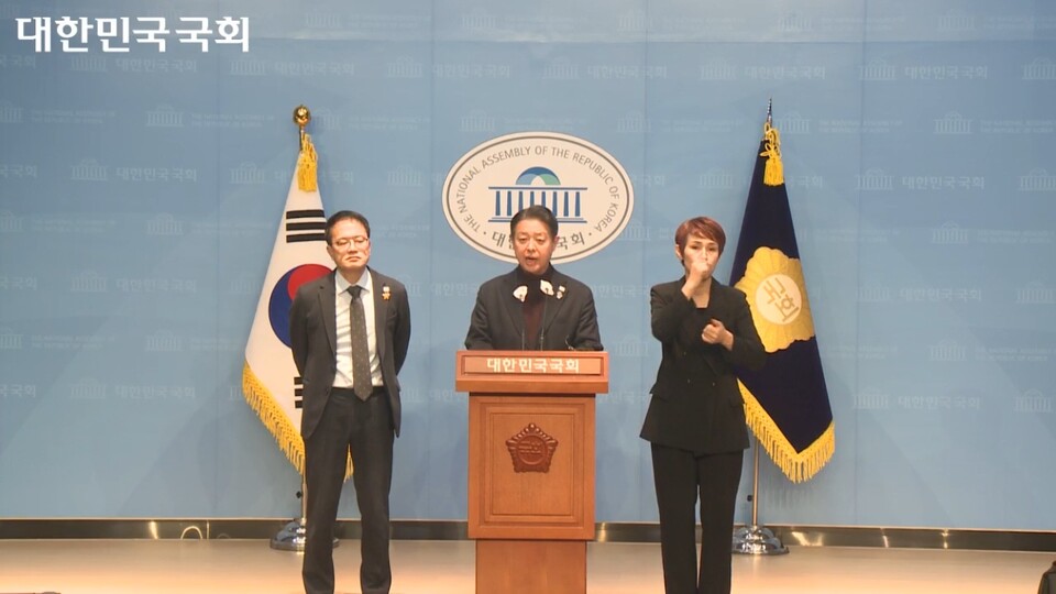 국회 박주민 보건복지위원장과 김영호 교육위원장이 23일 국회 소통관에서 공동 기자회견을 개최하고 조규홍 보건복지부장관과 이주호 교육부장관을 향해 사퇴를 요구했다(사진출처: 국회 의사중계시스템 생중계 갈무리).