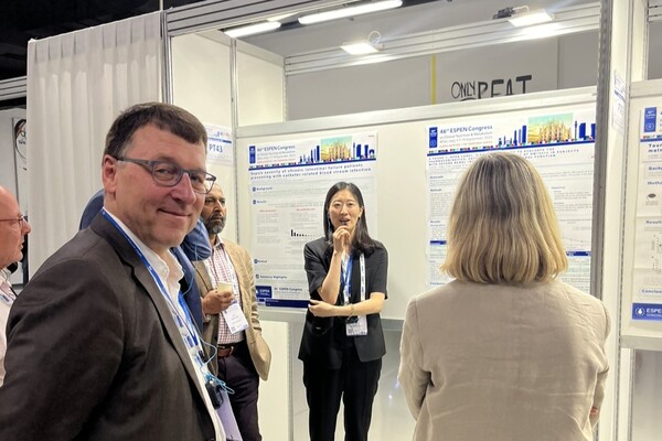 한미약품 GM임상팀 이문희 이사(가운데)가 지난 9월 이탈리아 밀라노에서 열린 유럽임상영양대사학회(ESPEN)에서 소네페글루타이드 1상 약동학 결과를 발표하고 있다.