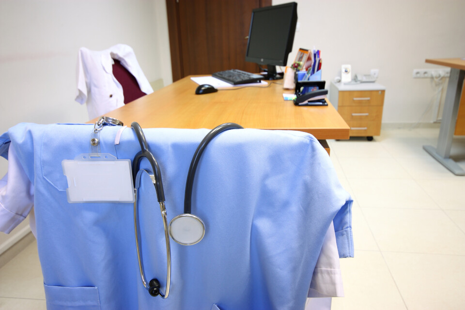 윤석열 정부의 의대 정원 2,000명 증원이 발표되자 젊은 의사들과 의대생들은 집단 사직과 동맹휴학으로 맞섰다. 금방 돌아올 것이라는 전망과 다르게 떠난 전공의와 의대생은 2025학년도 의대 정원 증원이 백지화되지 않으면 2024년은 물론 2025년에도 돌아오지 않겠다는 입장이다(사진출처: 게티이미지). 