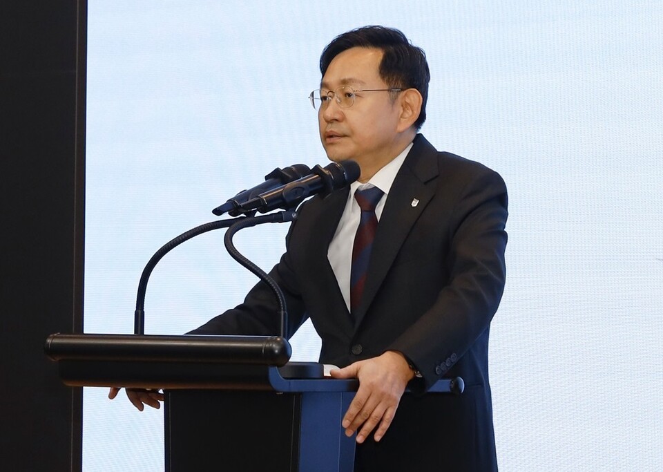 고려대 윤을식 의무부총장이 2일 신년하례식에서 신년사를 낭독하고 있다