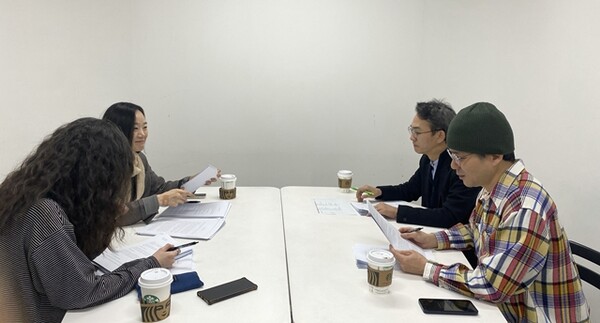 제24회 한미수필문학상 심사 현장. (왼쪽상단부터 시계방향으로) 박혜진 문학평론가, 박재영 청년의사 편집주간, 장강명 소설가, 김혼비 에세이스트.