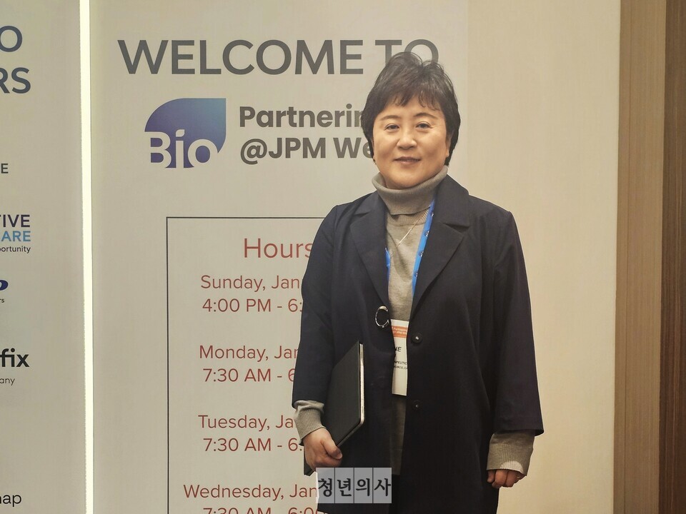 14일(현지시간) JP모건 헬스케어 컨퍼런스 현장에서 만난 파로스아이바이오 한혜정 미국법인 대표가 파트너링 행사장 앞에서 자세를 취하고 있다.  
