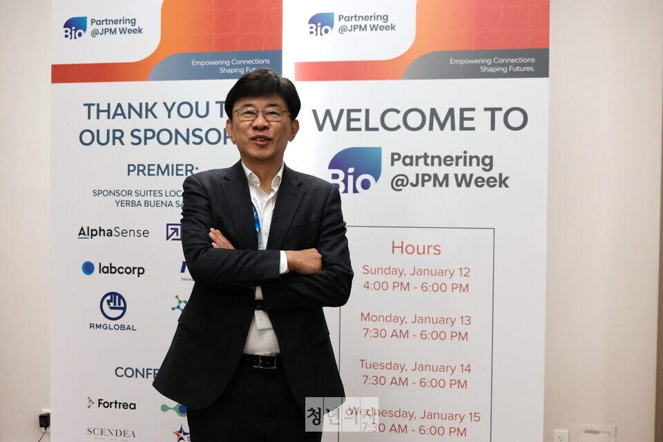 14일(현지시간) 제43회 JP모건 헬스케어 컨퍼런스(JPM 2025) 현장에서 만난 티움바이오 김훈택 대표가 자세를 취하고 있다.
