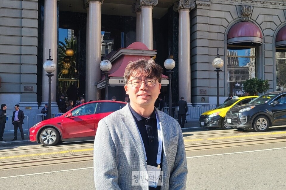 15일(현지시간) 제43회 JP모건 헬스케어 컨퍼런스(JPM 2025)가 열리고 있는 미국 샌프란시스코 웨스틴 세인트 프랜시스 호텔을 배경으로 디앤디파마텍 이슬기 대표가 서있다. 