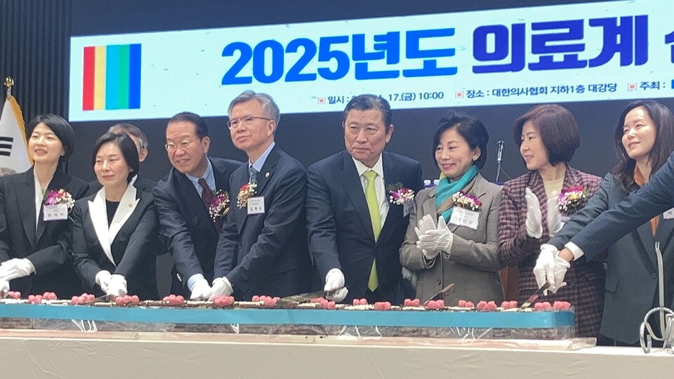 을사년(乙巳年) 새해를 맞이한 의료계와 병원계, 정치권의 화두는 '의료대란 해결'이었다(ⓒ청년의사).