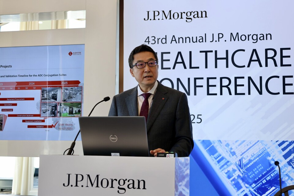 지난 16일(현지시간) 미국 샌프란시스코 웨스틴 세인트 프랜시스 호텔에서 열린 JPM 2025 아시아태평양(APAC) 트랙에서 롯데바이오로직스 제임스 박 대표가 발표를 하고 있다(제공: 롯데바이오로직스).