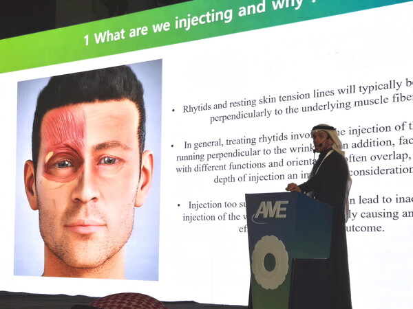 지난 24일 사우디 리야드에서 열린 나보타 론칭 기념 심포지엄에서 연자로 나선 의료진이 발표하고 있다(제공: 대웅제약).