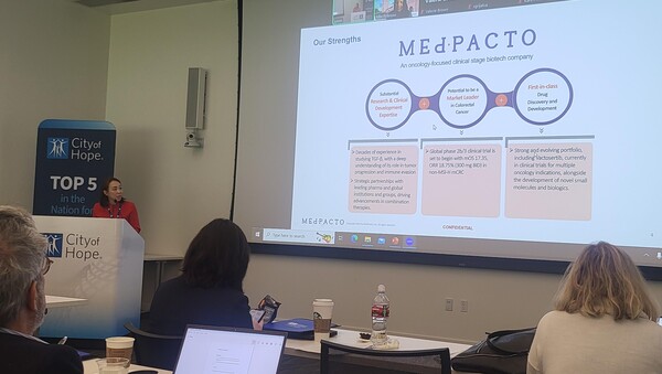 지난 5일부터 7일까지 미국 로스앤젤레스에서 개최된 소아종양학 학회 ‘POETIC Winter Meeting’에서 메드팩토 김새롬 미국법인장이 발표를 하고 있다(제공: 메드팩토).