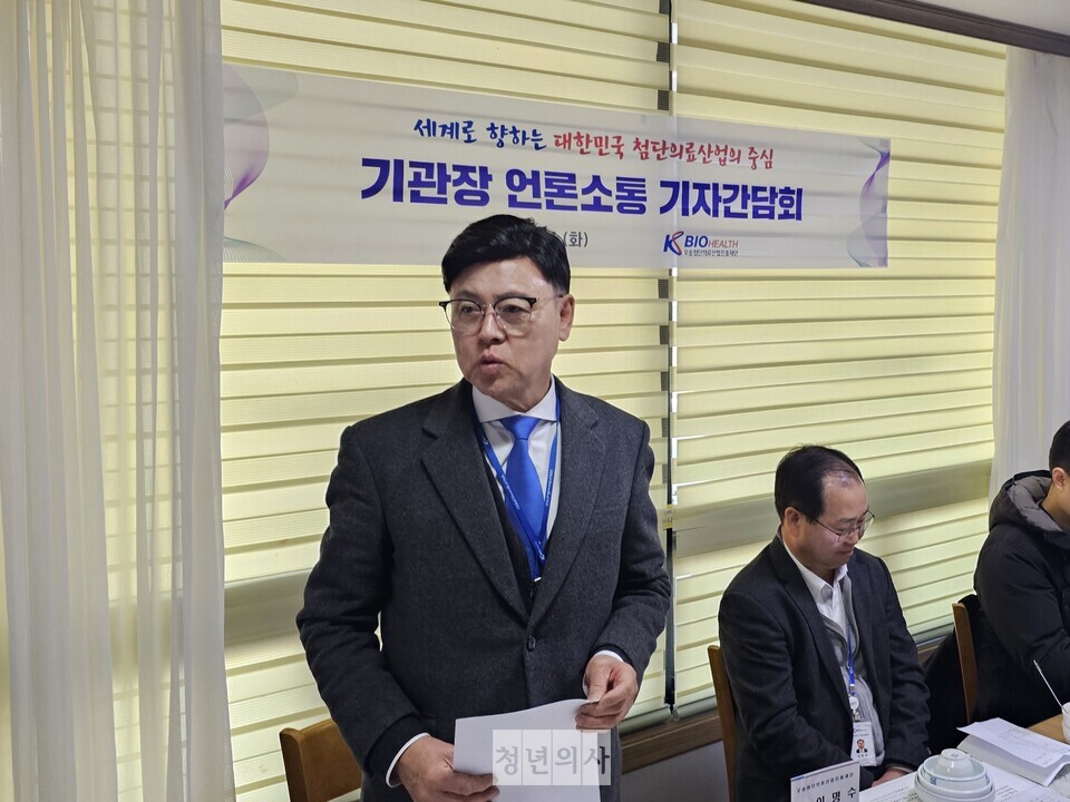 지난 11일 열린 식약처 출입 전문지 기자간담회에서 오송첨단의료산업진흥재단 이명수 이사장이 발언하고 있다. 