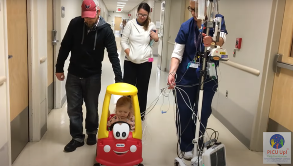 미국 존스홉킨스병원이 소아중환자실에 입원한 환아에게 재활치료를 하는 모습(사진 출처: 존스홉킨스병원 유튜브 채널 PICU UP! 프로그램 영상 갈무리).