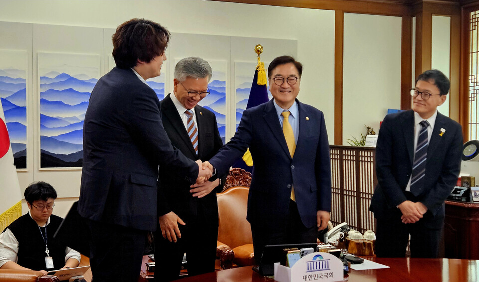 우 의장(왼쪽에서 세 번째)은 대화를 통한 신뢰 회복과 문제 해결을 강조했다(ⓒ청년의사).