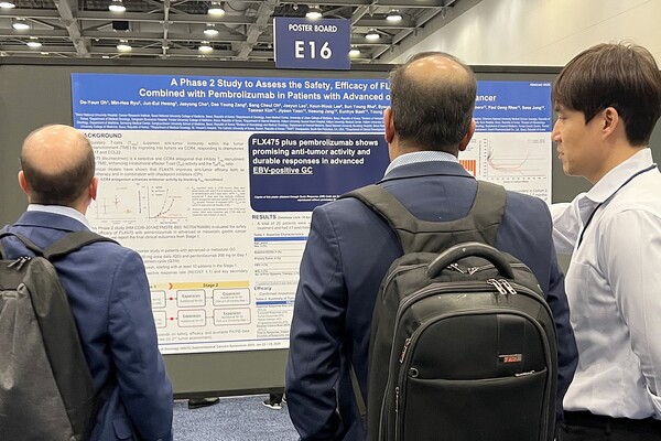 한미약품 티부메시르논 포스터 발표 사잔.(사진제공: 한미약품)