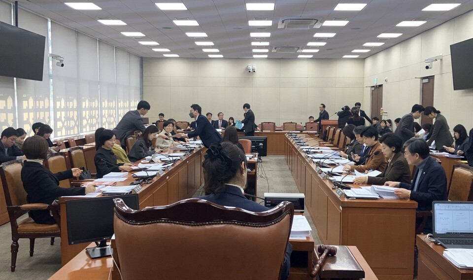 국회 보건복지위원회가 19일 열린 법안심사제1소위원회에서 2026학년도 의대 정원을 조정할 수 있도록 한 법안 6건에 대해 계속심사 결정을 내렸다(ⓒ청년의사).
