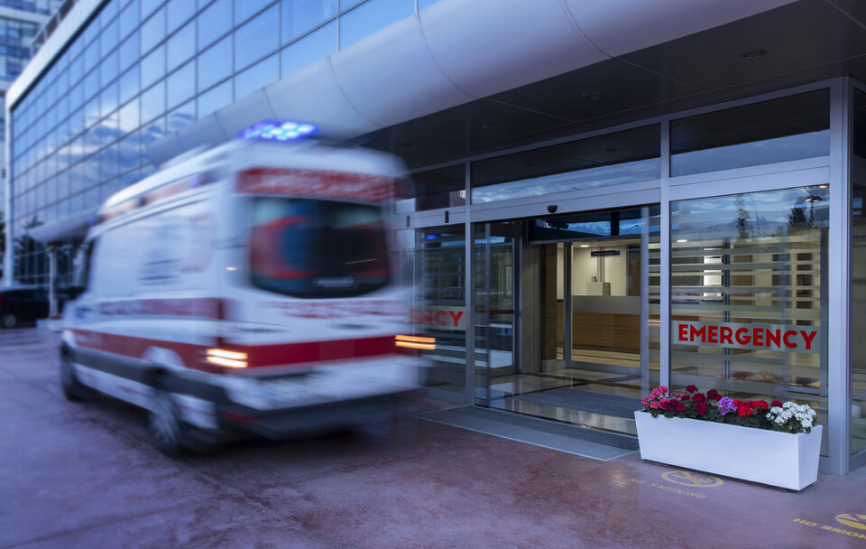 이마 열상 환자를 전원시킨 대구 지역 응급의학과 전문의 등 6명이 검찰에 송치된 가운데 법조계에서는 지난 4월 의정 사태 상황을 고려한 판단이 필요하다는 의견이 나왔다(ⓒ청년의사).