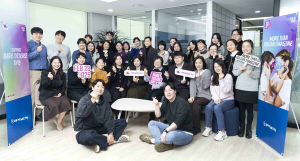 입센코리아 임직원들이 ‘세계 희귀질환의 날’을 맞아 피켓을 들고 희귀질환에 대한 사회적 인식 제고의 중요성을 강조하고 있다(제공: 입센코리아).