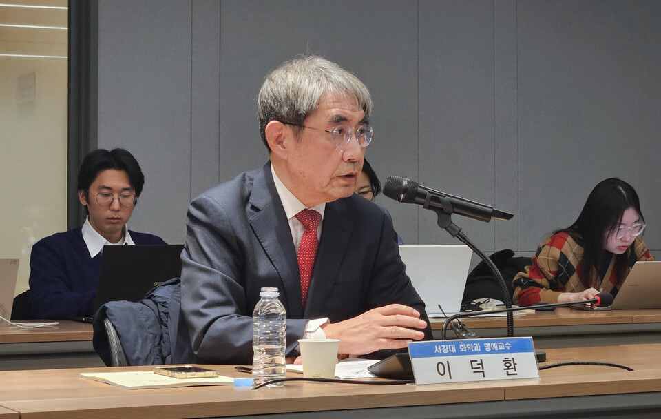 서강덕 이덕환 명예교수는 의정 갈등 국면에서 의료계 전략을 비판했다(ⓒ청년의사).