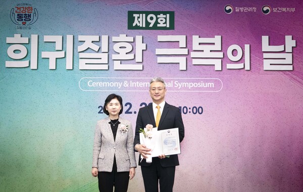 한국아스트라제네카 전세환 대표(오른쪽)가 질병관리청장으로부터 표창을 수상하고 있다.