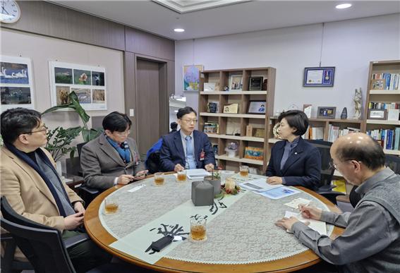 대한신장학회 박형천 이사장은 지난달 24일 말기콩팥병 환자의 삶의 질 개선을 위한 복막투성 활성화 방안을 마련하기 위해 더불어민주당 남인순 의원과 간담회를 가졌다(사진제공: 대한신장학회).