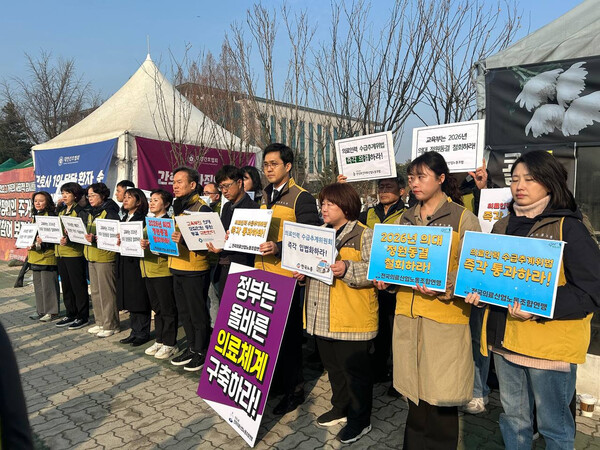 시민사회단체들은 정부의 의대정원 동결 결정을 강하게 반대했다(사진제공 : 경제정의실천시민연합).